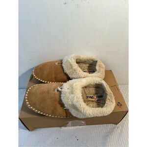 Minnetonka slipper size 9 tan‎ #40937 (heel has discoloration)